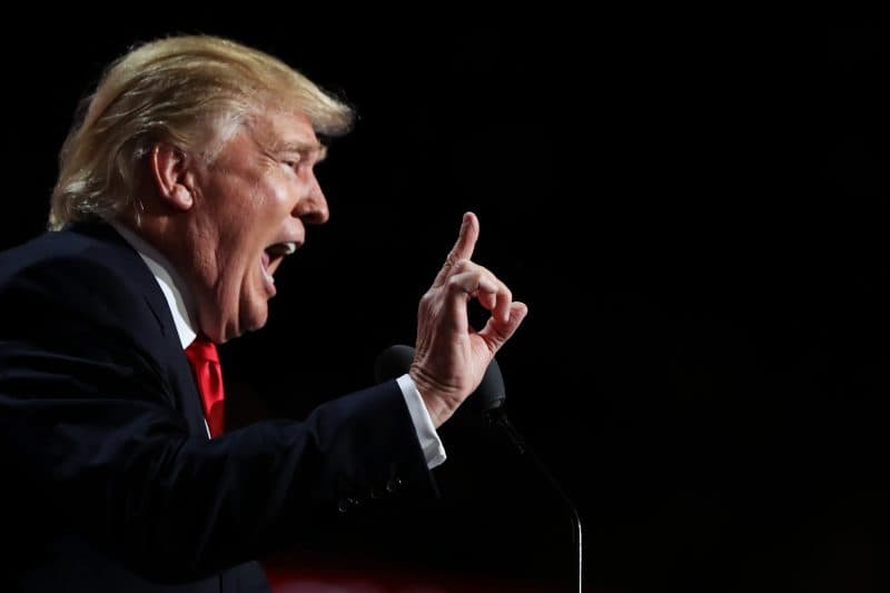Trump fa causa a Facebook, Twitter e Google: "Mi hanno bandito, è censura"