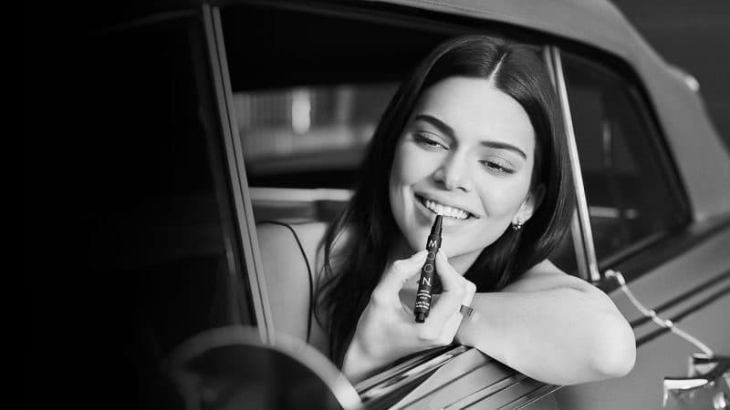 Kendall Jenner trasforma il suo sorriso perfetto in un'azienda