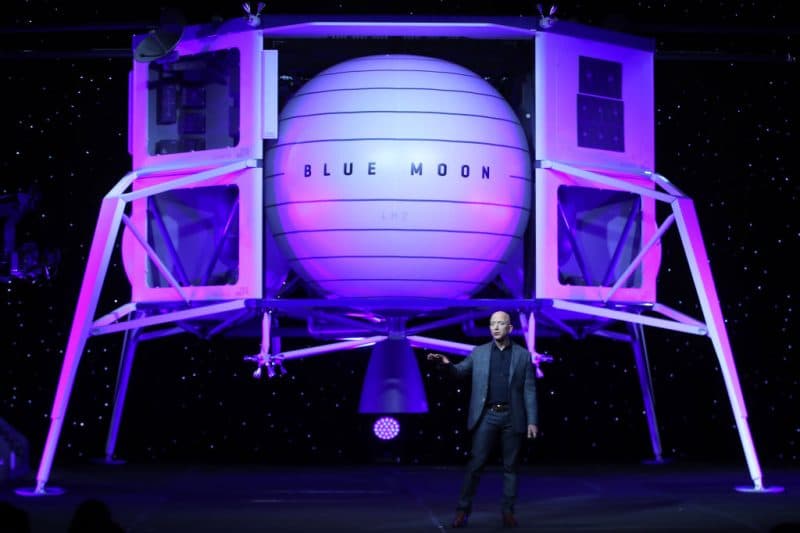 Jeff Bezos volerà nello spazio con il fratello: “Sarò nel primo equipaggio di Blue Origin”