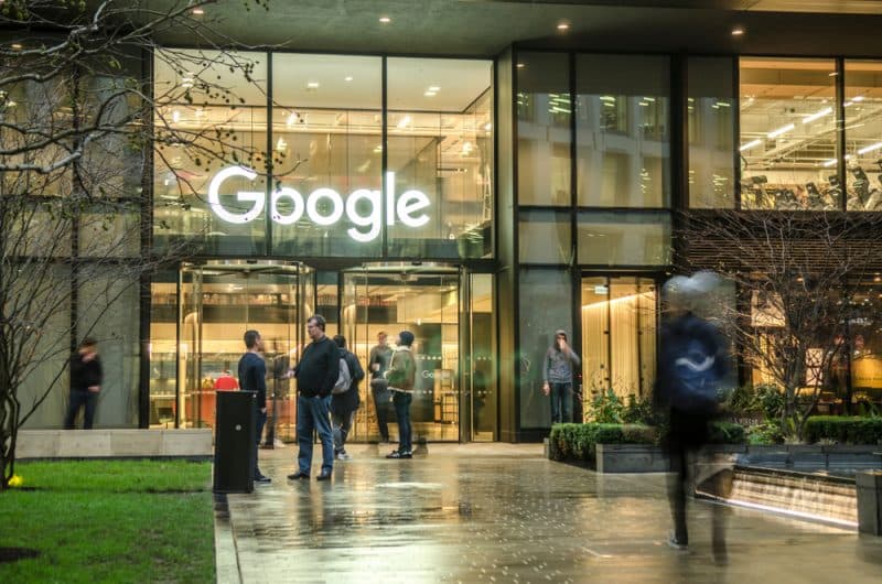 Alphabet batte le attese di Wall Street: ricavi e utili in crescita