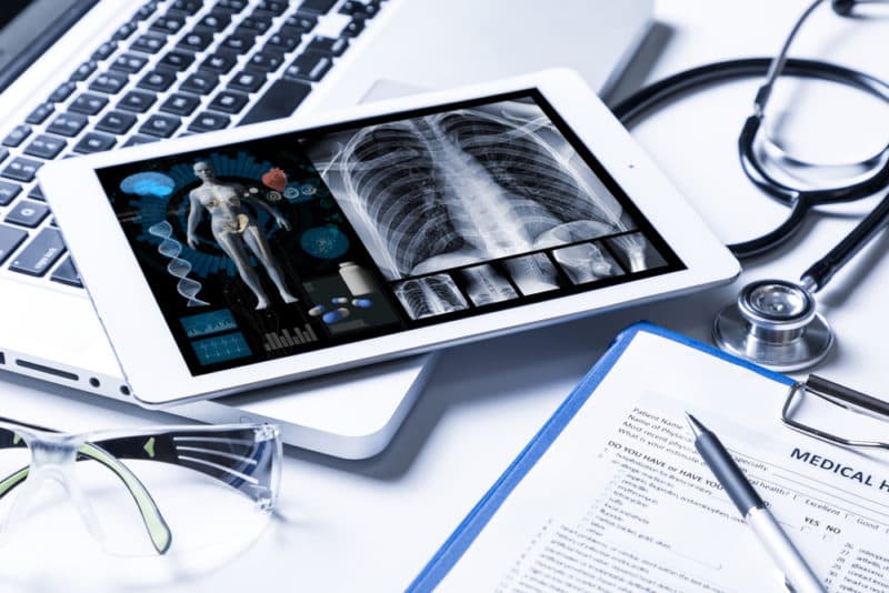Chatbot e video-visite, il Coronavirus si batte anche così. Il caso Paginemediche