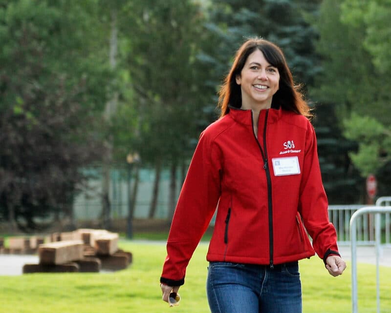 La ex moglie di Bezos MacKenzie Scott ha donato altri 2,7 miliardi di dollari
