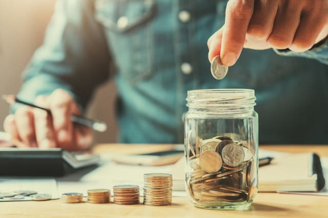 Tra ansia e preoccupazione vincono il risparmio e i titoli di Stato: come investono gli italiani