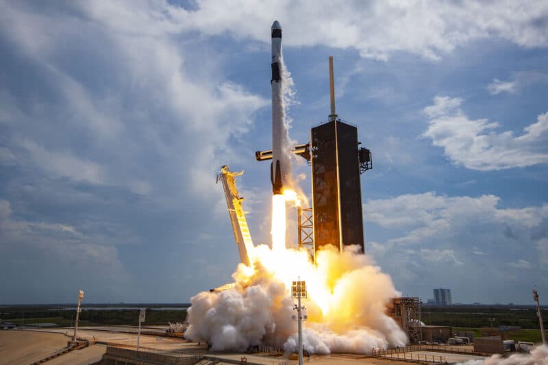 Chi è il pilota di jet miliardario che volerà in orbita con SpaceX