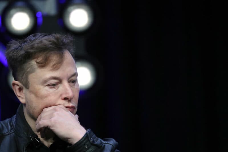 Elon Musk fa un passo indietro: "Tesla non accetterà più pagamenti in Bitcoin. Inquinano troppo"