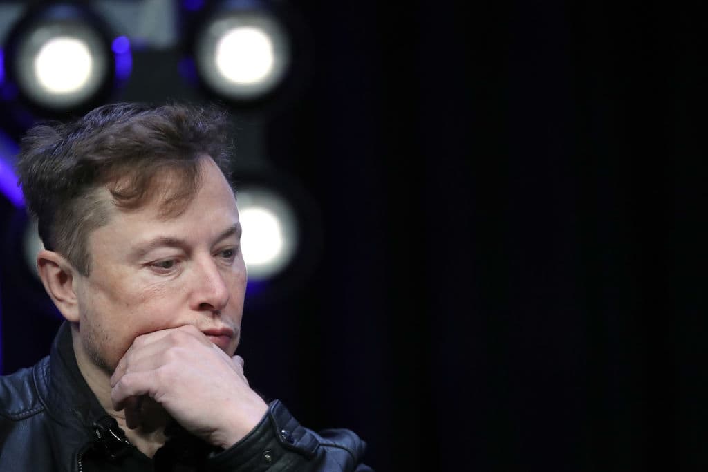 Il patrimonio di Elon Musk è crollato di oltre 100 miliardi di dollari in meno di un anno