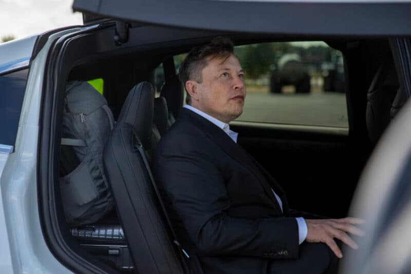 Tesla taglia la produzione a Shanghai. Il titolo è ai minimi da più di due anni