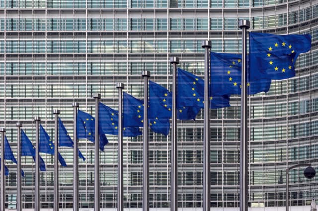 L’Ue multa Apple per 570 milioni di dollari e Meta per 228 milioni per violazioni antitrust