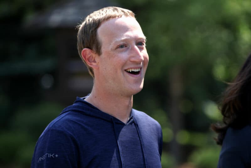 "5 milioni di iscritti in poche ore": la nuova app di Zuckerberg spaventa Musk. Ma per ora non è disponibile in Europa