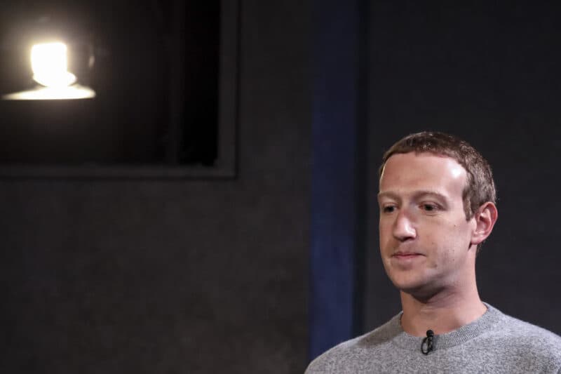 Mark Zuckerberg non è più tra i 10 americani più ricchi: ha perso 77 miliardi in un anno