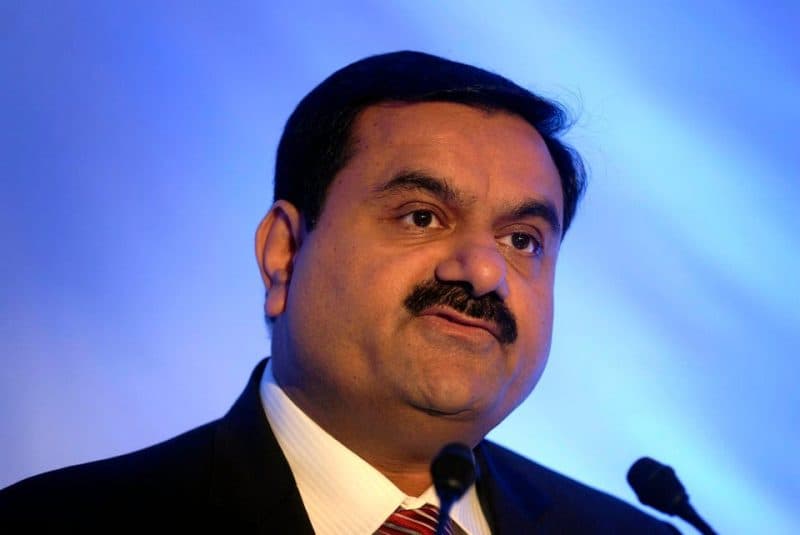 Gautam Adani investe mezzo miliardo di dollari nella trasmissione di energia rinnovabile