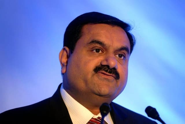 Gautam Adani investe mezzo miliardo di dollari nella trasmissione di energia rinnovabile