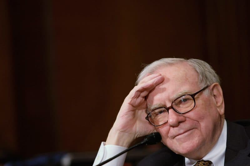 Warren Buffett vende ancora azioni Apple: ora Berkshire Hathaway ha 325 miliardi di dollari di liquidità