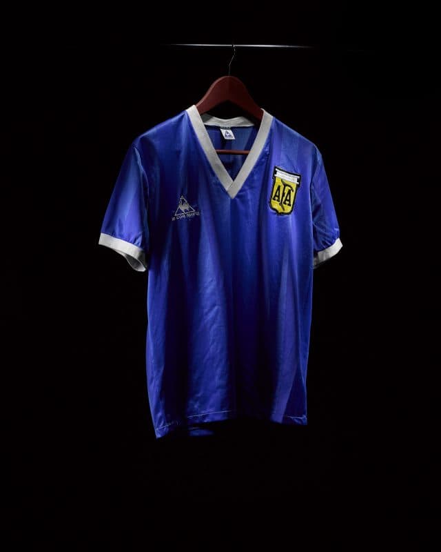 Battuta all'asta per €8,8 milioni la maglia della "Mano de Dios" di Maradona