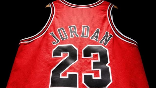 5 milioni per la maglia di Michael Jordan: all'asta una divisa delle finali 1998 (quelle di The Last Dance)