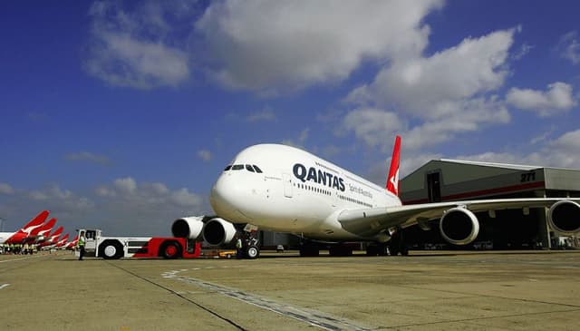 Manca il personale: la compagnia aerea Qantas chiede ai dirigenti di lavorare come addetti ai bagagli