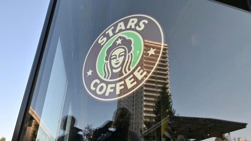 I russi riaprono i negozi Starbucks con l'insegna "Stars Coffee"