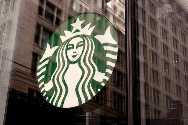Cambio ai vertici di Starbucks. Chi è Laxman Narasimhan, il nuovo ceo che ha sostituito Howard Schultz