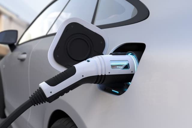L'auto elettrica perde ancora terreno in Italia. Il motivo? Soprattutto il costo