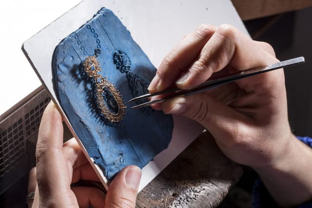 Viaggio nel distretto dell'oro, dove investono anche Bulgari e Cartier