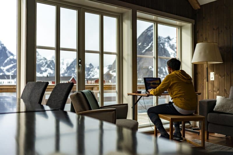 Otto ore gestibili e possibilità di lavorare ovunque: il modello di flexible working che rende felici i dipendenti