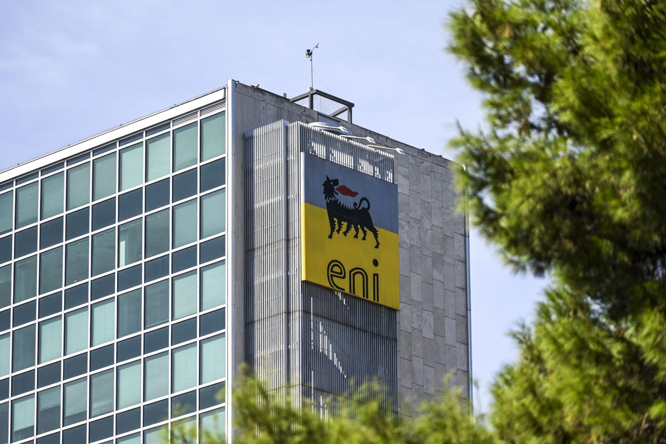 Eni distribuirà azioni gratuite ai suoi dipendenti. E annuncia un buyback di oltre 1 miliardo di euro