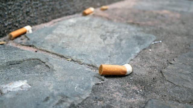 Dei sei trilioni di sigarette fumate in tutto il mondo, 4,5 finiscono nell'ambiente: i danni del littering di mozziconi