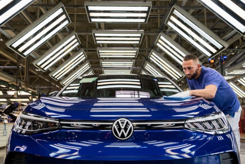 Volkswagen integra ChatGpt nelle sue nuove auto. E abbassa i prezzi dell'elettrico per competere con Tesla