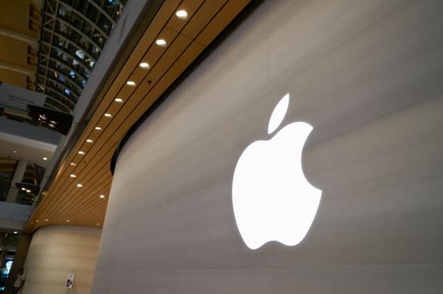Apple registra guadagni record, ma calano le vendite di iPhone. Ora è attesa per l'AI