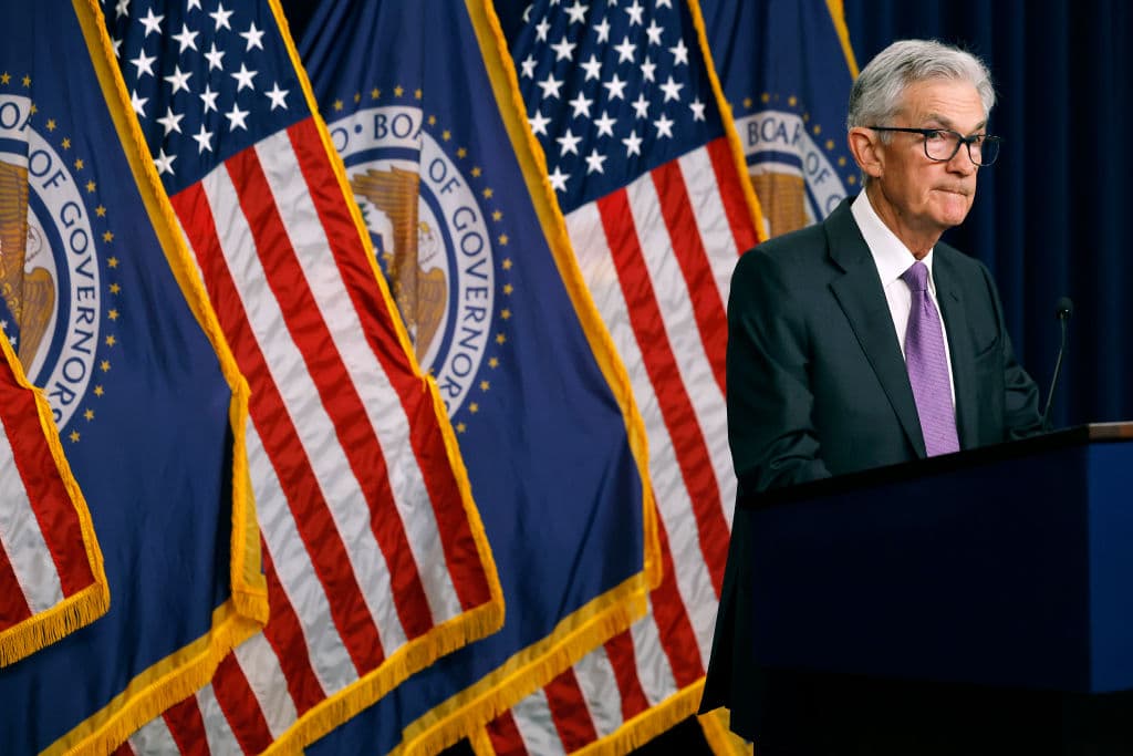 La Fed prevede 3 tagli dei tassi nel 2024. E l'S&P 500 aggiorna i suoi massimi storici