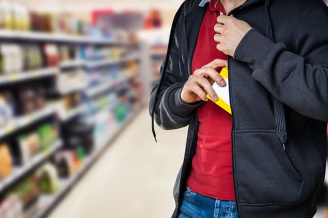 Dai cosmetici alle scarpe, dagli alcolici ai telefoni: quali sono i prodotti più rubati nei negozi italiani