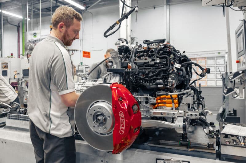 Bentley pensiona il suo motore più iconico con l'ibrido del futuro