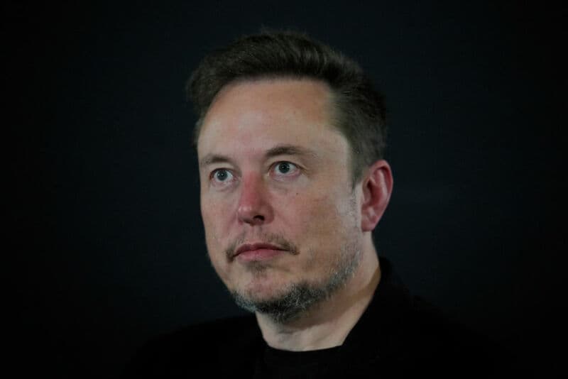 Brusca frenata per Tesla: utili quasi dimezzati e titolo in caduta a Wall Street