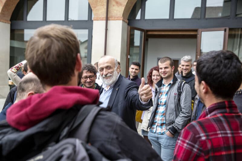 Carlo Petrini: "Contro malnutrizione, obesità e cambiamento climatico? L'educazione alimentare nelle scuole è fondamentale"