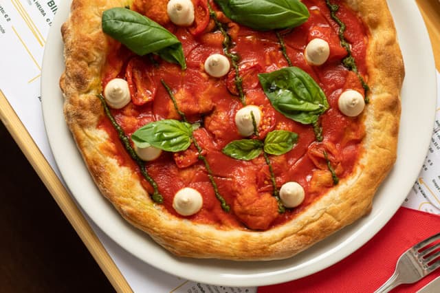 A Milano arriva Pit’sa: la pizzeria vegetale che promuove l’inserimento lavorativo di persone con sindrome di Down