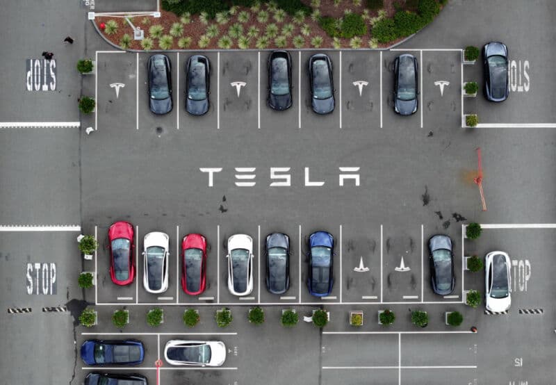 Il titolo Tesla rimbalza: secondo alcuni analisti è tornata la fiducia nella guida autonoma