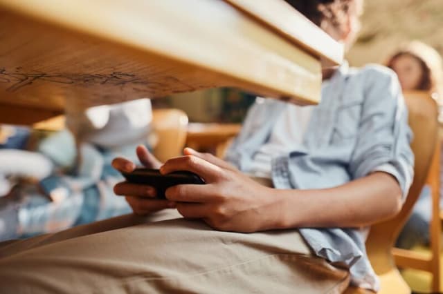 Una startup aiuta le scuole a bandire i cellulari in classe