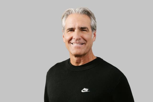 Nike dà il benservito al ceo Donahoe e richiama dalla pensione Elliott Hill. Il titolo esulta a Wall Street
