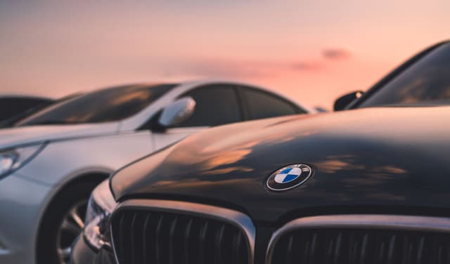 Bmw ha siglato un accordo con Alibaba per sviluppare tecnologie IA sulle sue auto in Cina