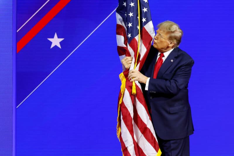 L’industria delle fake news pro-Trump ora punta sul patriottismo americano