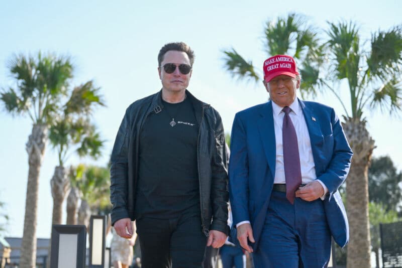 Tesla crolla del 14%: l’11° peggior giorno in Borsa di sempre. Mentre la faida tra Musk e Trump si intensifica