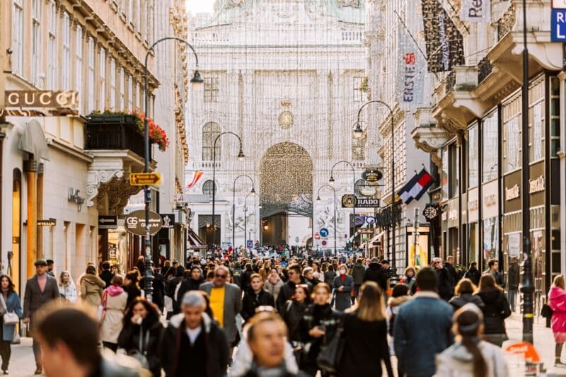 Prenotazioni last minute, viaggi esperienziali, budget ridotto: le tendenze del turismo per l'inverno 2025