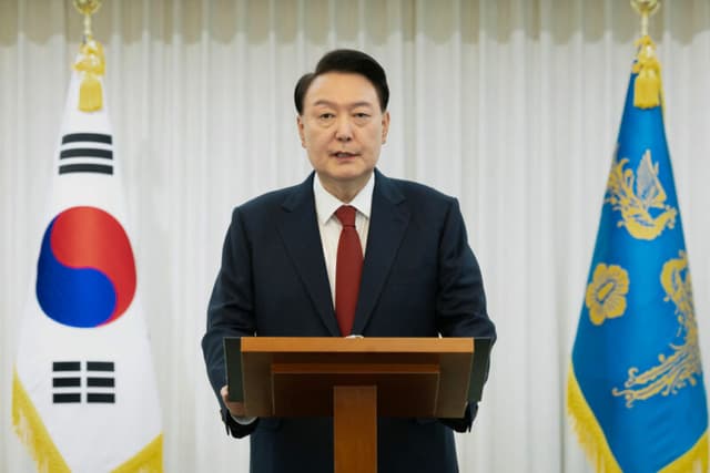 Il presidente della Corea del Sud Yoon Suk-yeol è stato arrestato per insurrezione