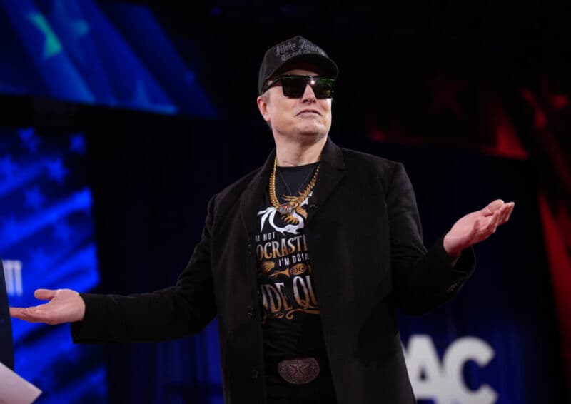 Tesla crolla di oltre l'8%. E il patrimonio di Elon Musk cala di 15 miliardi di dollari