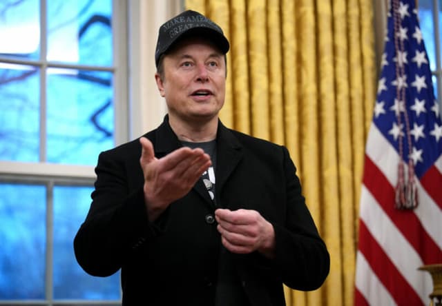 Musk sfida WhatsApp: entro questa settimana X lancerà XChat