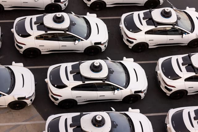 Dentro la fabbrica di Waymo dove si costruiscono i robotaxi del futuro