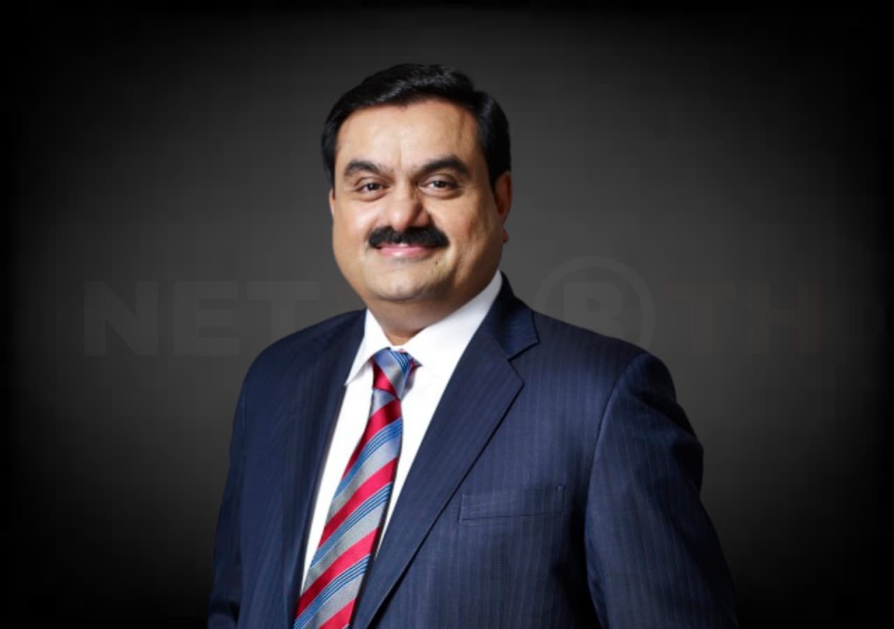 La storia di Gautam Adani, il miliardario amico del premier Modi che ha in mano l’India